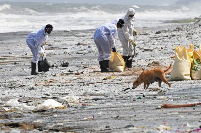Una de las mayores preocupaciones son las millones de bolitas de plástico que están contaminando las aguas y que han aparecido en las playas de la costa después de que unos tres contenedores cayeran al mar, dijo Muditha Katuwawala, coordinador del grupo ecologista de Sri Lanka Pearl Protectors.