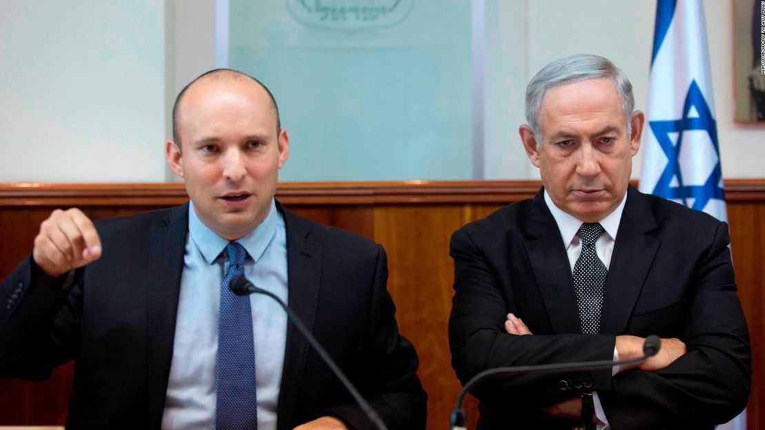 Naftali Bennett junto a su mentor político, el ahora ex primer ministro de Israel Benjamin Netanyahu.