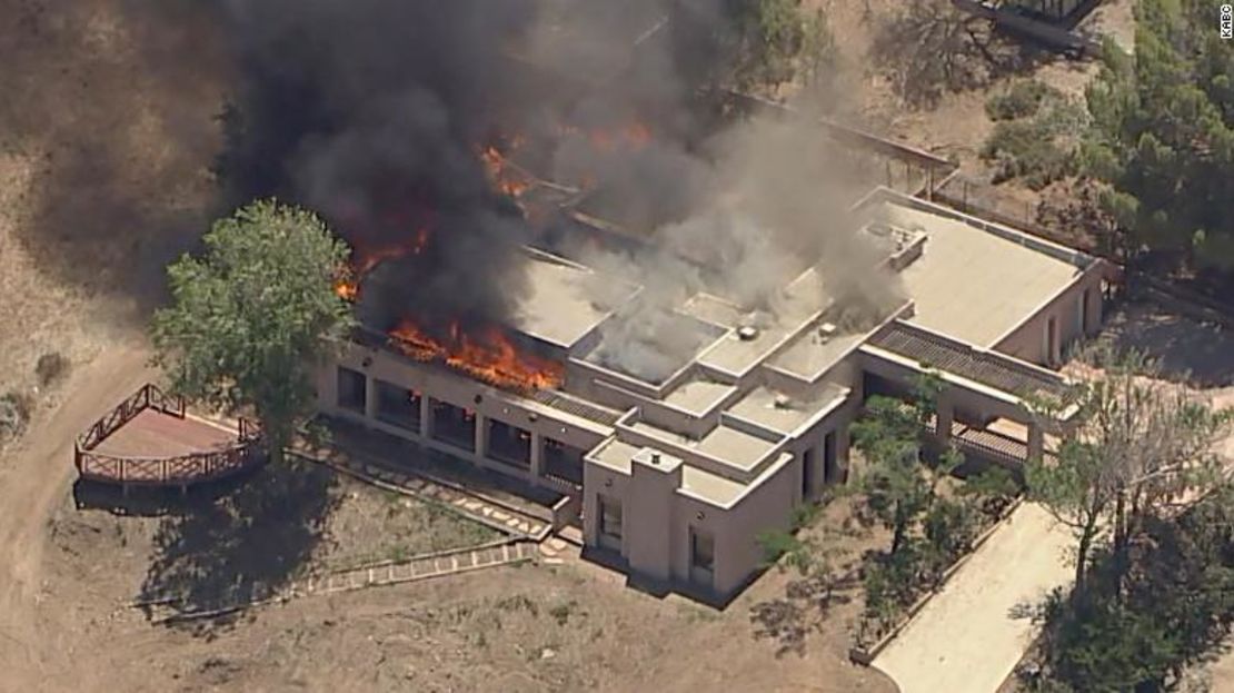 Se cree que el incendio de esta casa está vinculado al tiroteo en Agua Dulce, California.