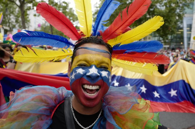Mes del orgullo LGBT: Así se celebrará en varios países | La mayoría de los eventos del Orgullo LGBT de 2020 se cancelaron debido a la pandemia de covid-19. Sin embargo, los desfiles y otras celebraciones regresarán este año a varias ciudades del mundo de manera física y virtual. En esta imagen, un venezolano participa en el desfile anual del orgullo gay del Día de Christopher Street en Berlín el 22 de julio de 2017.  →