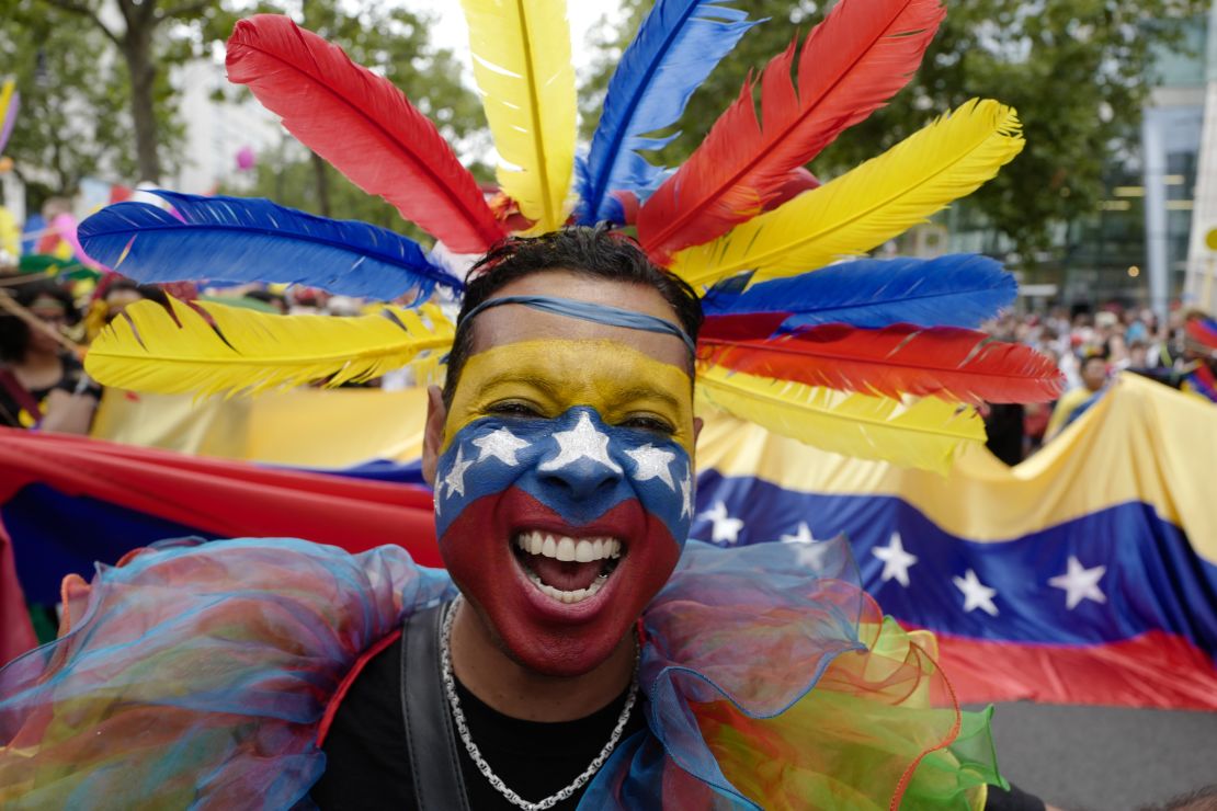 Un venezolano participó en el desfile anual del Orgullo LGBT en Berlín el 22 de julio de 2017. Crédito: JOHN MACDOUGALL/AFP vía Getty Images