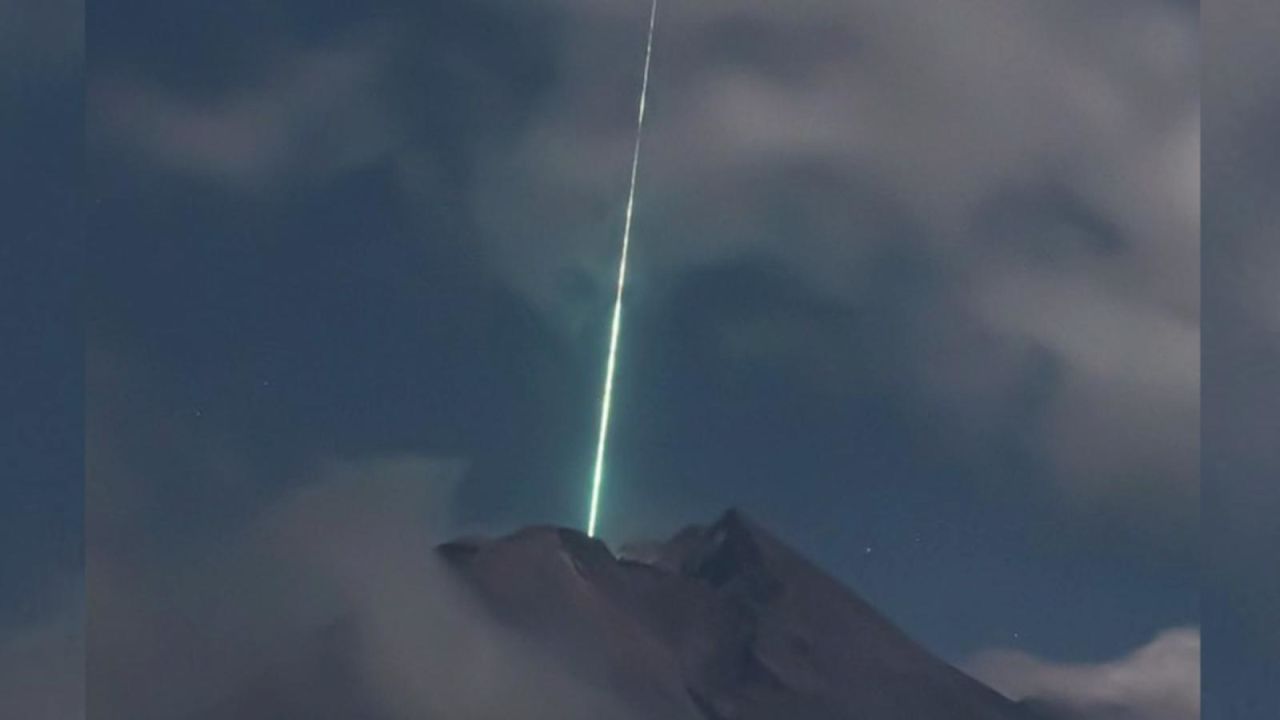 CNNE 1005615 - mira un meteorito caer en crater de volcan