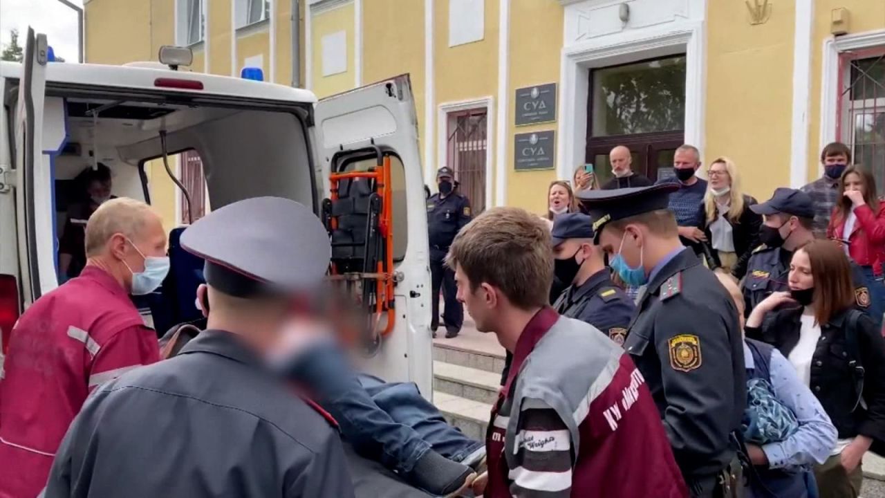 CNNE 1005682 - activista se corta la garganta en juzgado de belarus