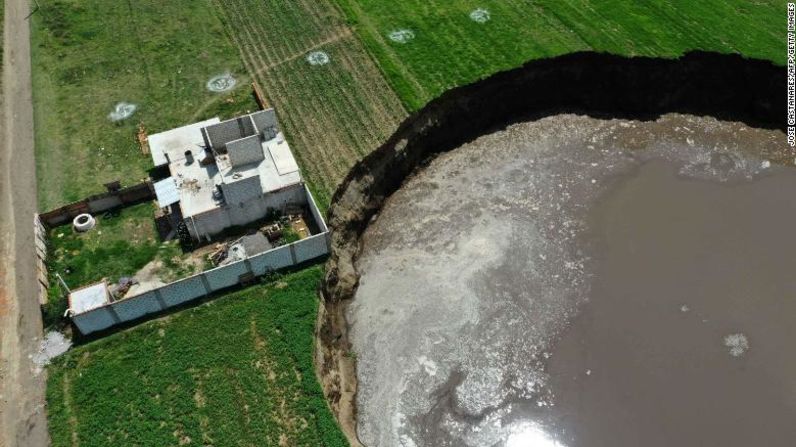 Un enorme socavón en Puebla, México, comenzó a formarse desde el pasado 29 de mayo. Creció de forma veloz y ahora está por tragarse una casa completa.