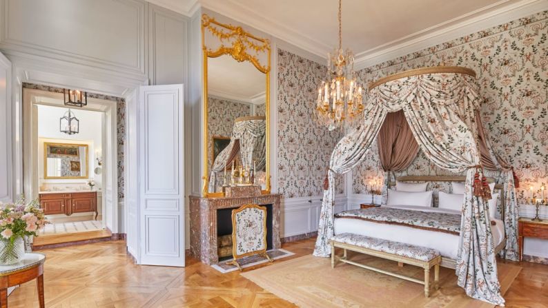 Habitaciones majestuosas: esta suite lleva el nombre de la socialité Madame de Fouquet, esposa del Marqués de Fouquet, que sirvió bajo el mando de Luis XIV como director de finanzas.