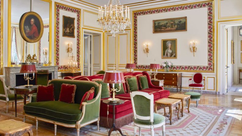 Gran decoración: el diseño interior del edificio, que cuenta con muebles de época, candelabros y muchas obras de arte, se inspiró en parte en el estilo personal de Luis XVI.