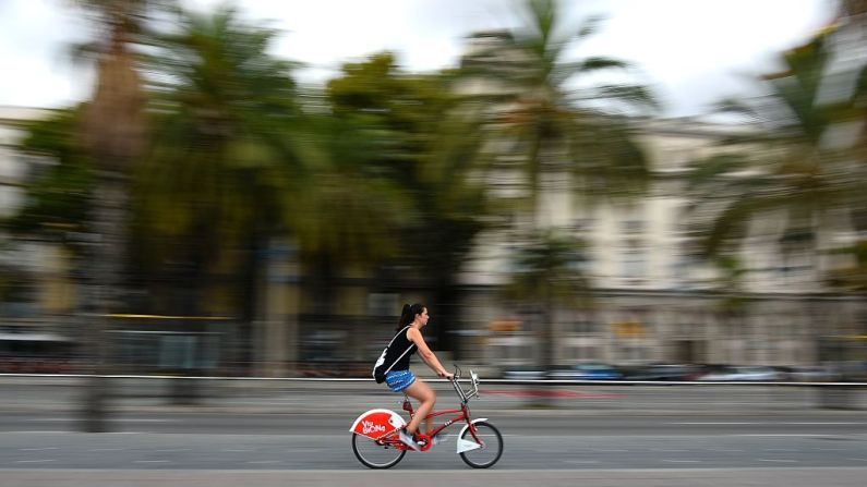 Bicing, en Barcelona, tiene dos tipos de tarifas: la plana, anual, que cuesta 50 euros (US$61), en la que los primeros 30 minutos son gratis, o la de uso ocasional, también anual, por 35 euros (US$43), en la que se pagan 0,35 euros por la bicicleta mecánica o 0,55 euros por la eléctrica.