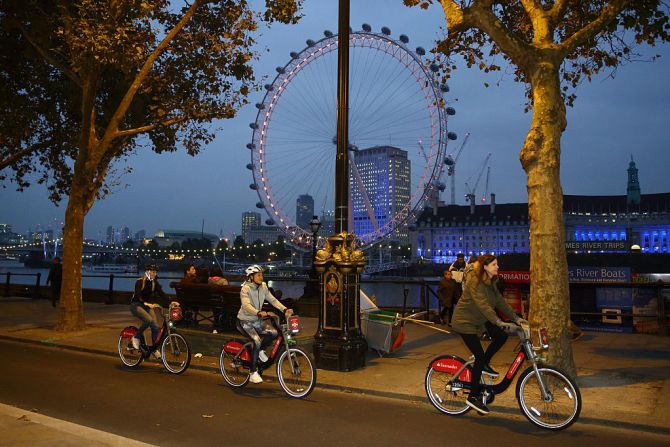 Alquilar una bicicleta Santander, en Londres, cuesta 2 libras (US$ 3) para viajes ilimitados de hasta 30 minutos, dentro de un período de 24 horas. También hay una membresía anual por 90 libras (US$127). Los estudiantes podrían obtener un 25% de descuento.