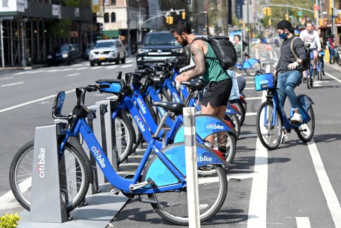 En Nueva York, puedes usar Citibike en viajes individuales (US$3,5), para usar la bicicleta todo el día (US$15) o conseguir una membresía anual por US$179 en pago por adelantado.