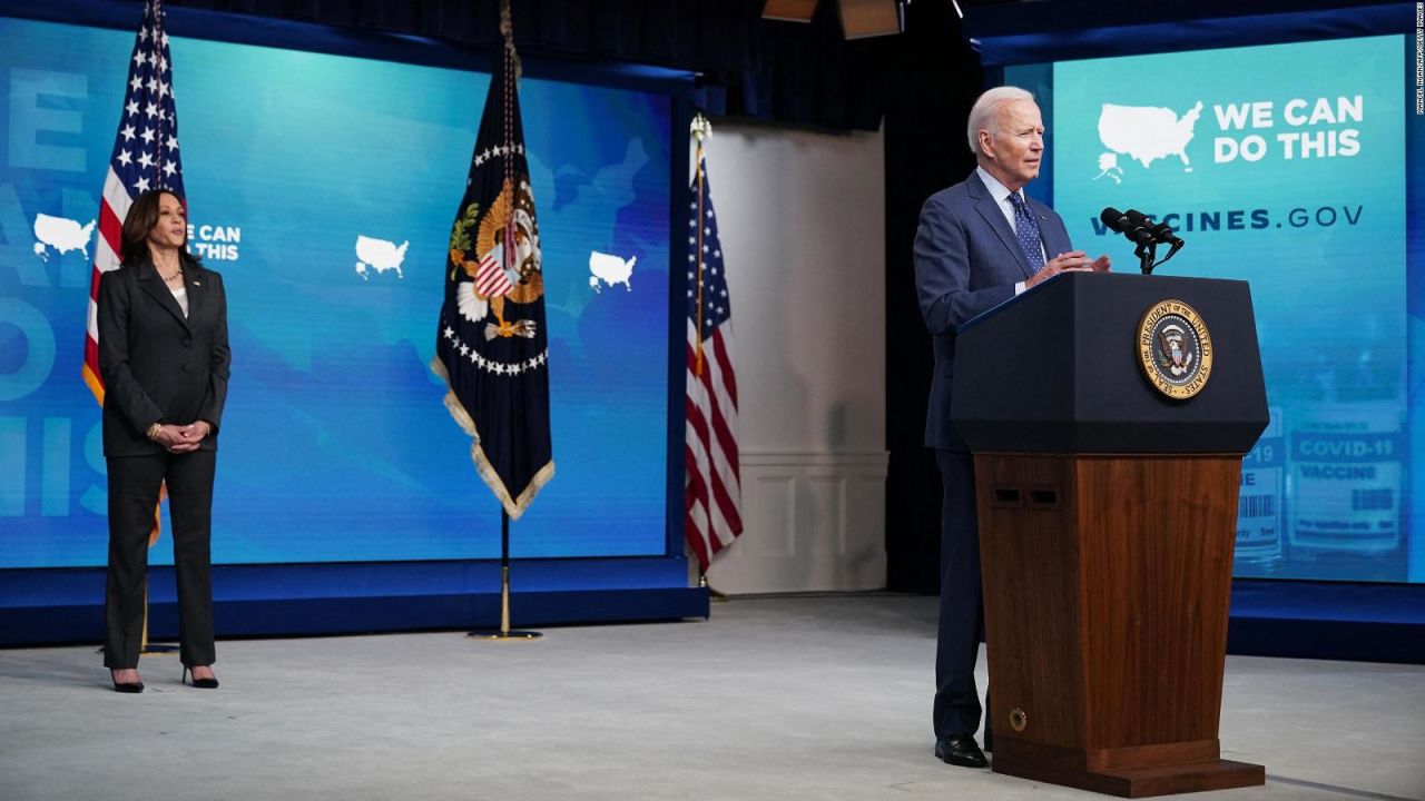 CNNE 1006678 - biden- ponte una vacuna y tomate una cerveza