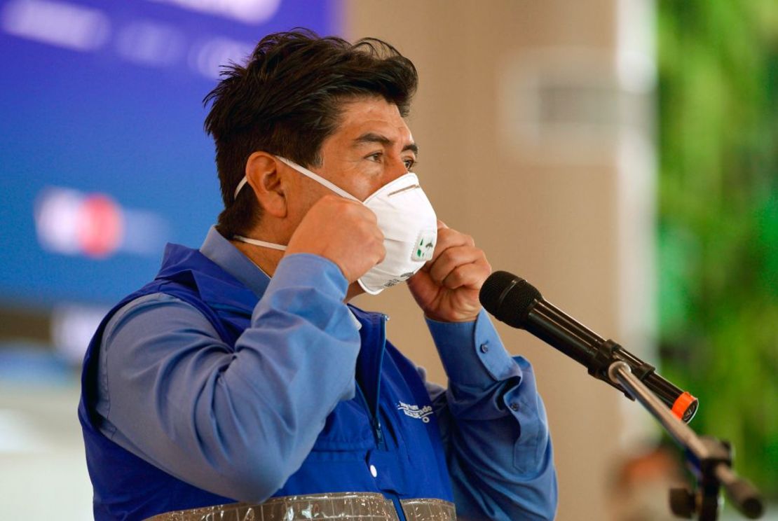 Foto de archivo. El alcalde de Quito, Jorge Yunda, habla en una conferencia de prensa en el aeropuerto Internacional de Quito en medio de la pandemia por coronavirus, en junio de 2020.