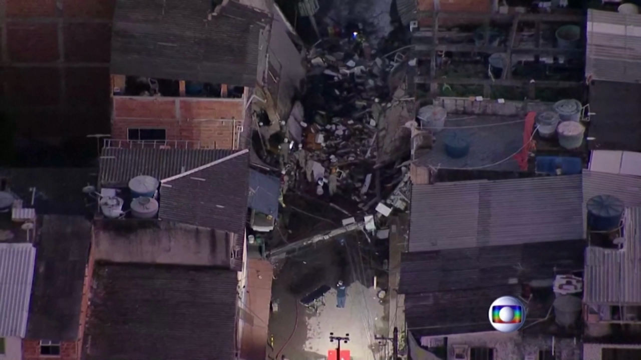 CNNE 1006759 - se derrumba un edificio en una favela de brasil