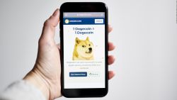 CNNE 1006864 - anuncio de coinbase dispara al dogecoin un 25%