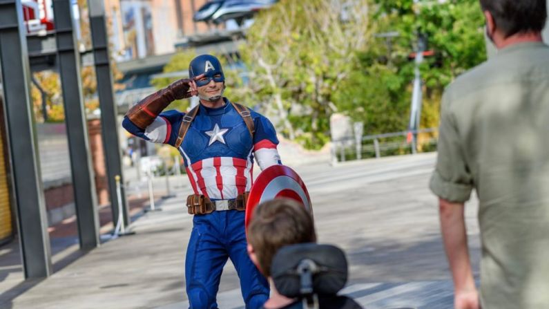 El Capitán América y otros superhéroes se toman el tiempo para reclutar a nuevos integrantes por todo el "Avengers Campus", ya sea a pie o en el vehículo de despliegue.