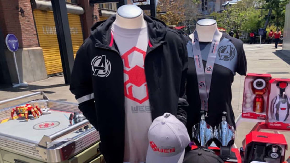 El Avengers Campus ofrece una mezcla de mercancía, desde chamarras y gorras, hasta juguetes de los Avengers. Crédito: Paul Vercammen/CNN