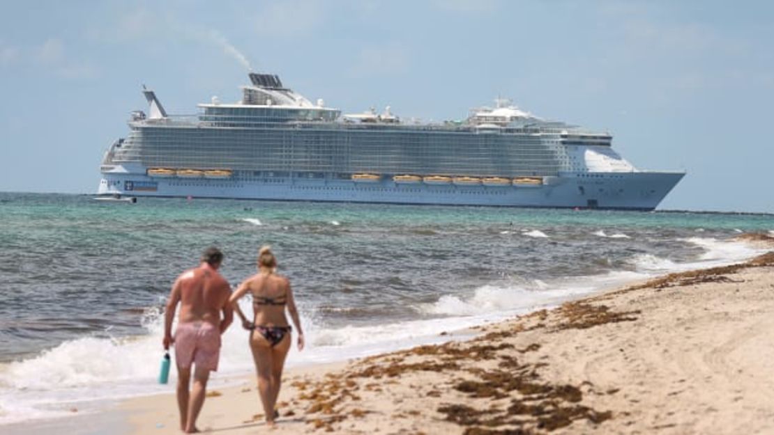 El Oasis of the Seas de Royal Caribbean navega frente a la playa mientras se prepara para atracar en el puerto de Miami el 28 de mayo, 2021.Crédito: Joe Raedle/Getty Images