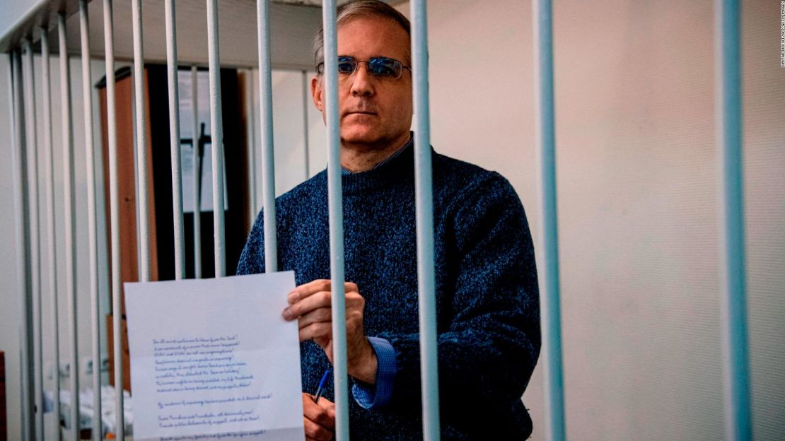 Paul Whelan se encuentra en una celda de detención mientras espera una audiencia en la sala de un tribunal en Moscú, Rusia, el 23 de agosto de 2019.