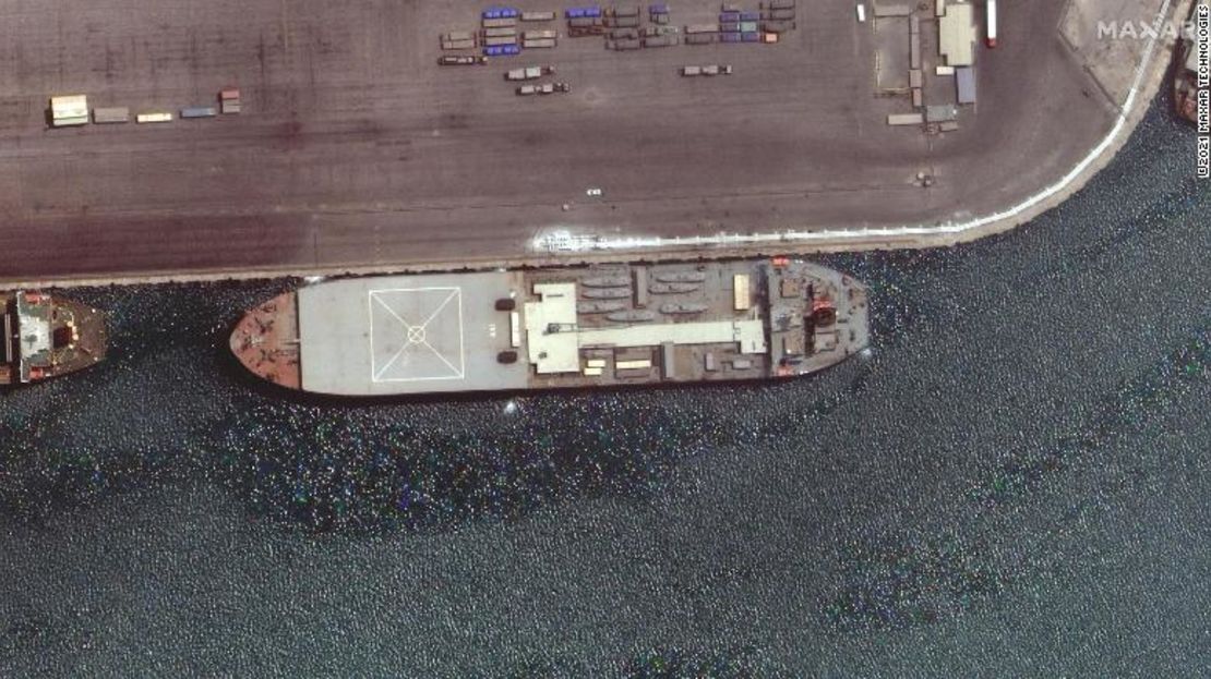 El barco iraní Makran se ve en esta imagen de satélite de Maxar Technologies de finales de abril atracado en el puerto iraní de Bandar Abbas. El barco parece estar cargado con siete pequeños botes de ataque rápido en su cubierta.