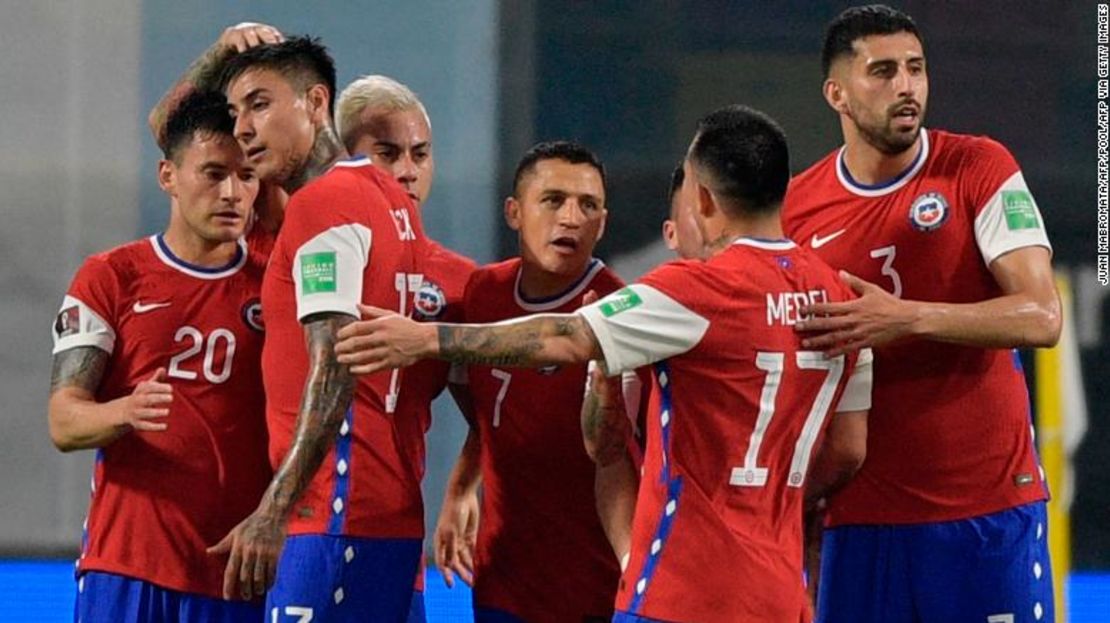 Los jugadores de Chile celebran el empate de Alexis Sánchez.