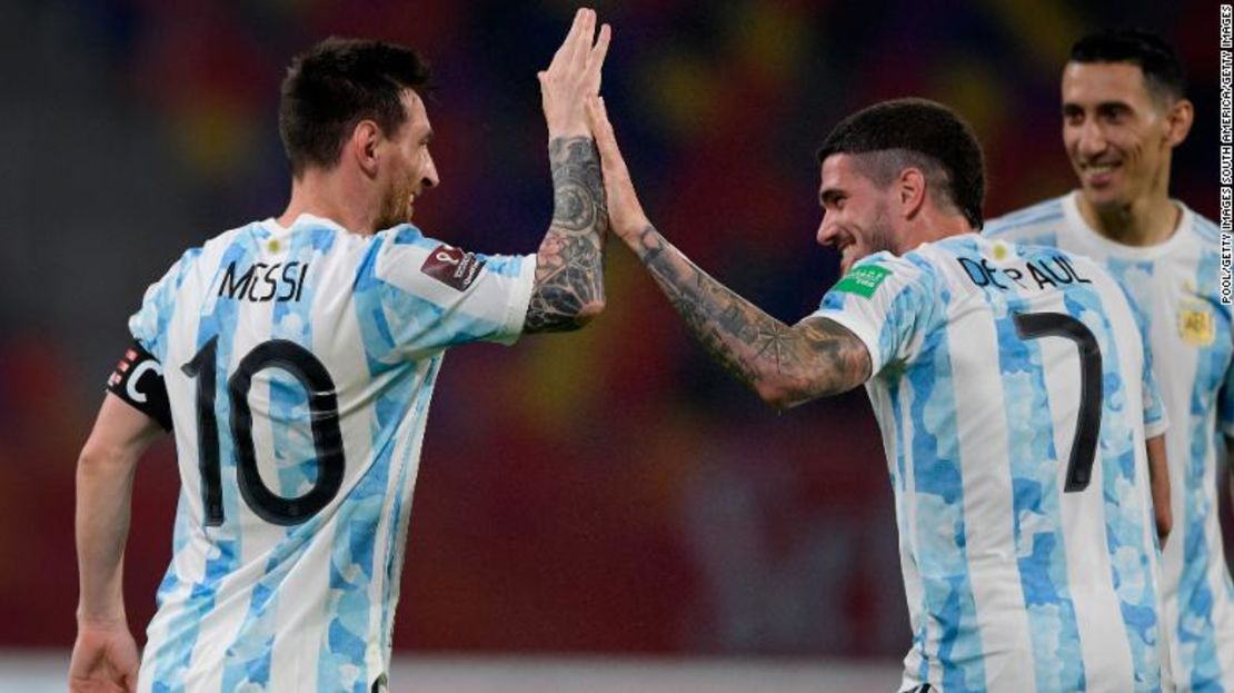 Leo Messi celebra tras marcar el primer gol contra Chile.