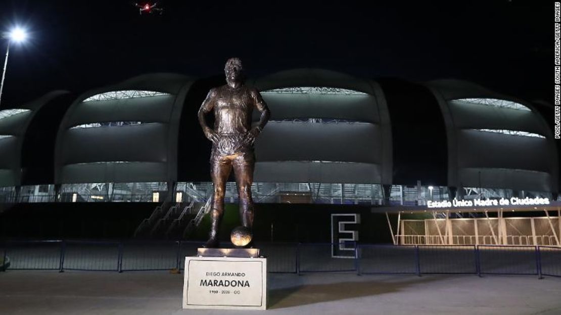 Una estatua de 5 metros de alto de la leyenda del fútbol Diego Maradona se presenta en el Estadio Único Madre de Ciudades.