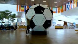 CNNE 1007673 - mira el balon de futbol lego mas grande del mundo