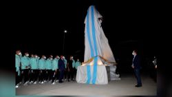 CNNE 1007677 - messi encabeza la inauguracion de la estatua de maradona