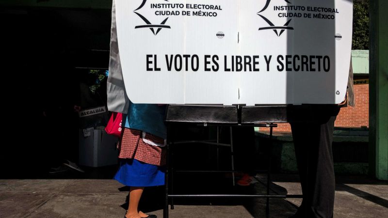 México realiza elecciones intermedias bajo un clima de violencia política, aunque la jornada de votación transcurrió en calma | cnn