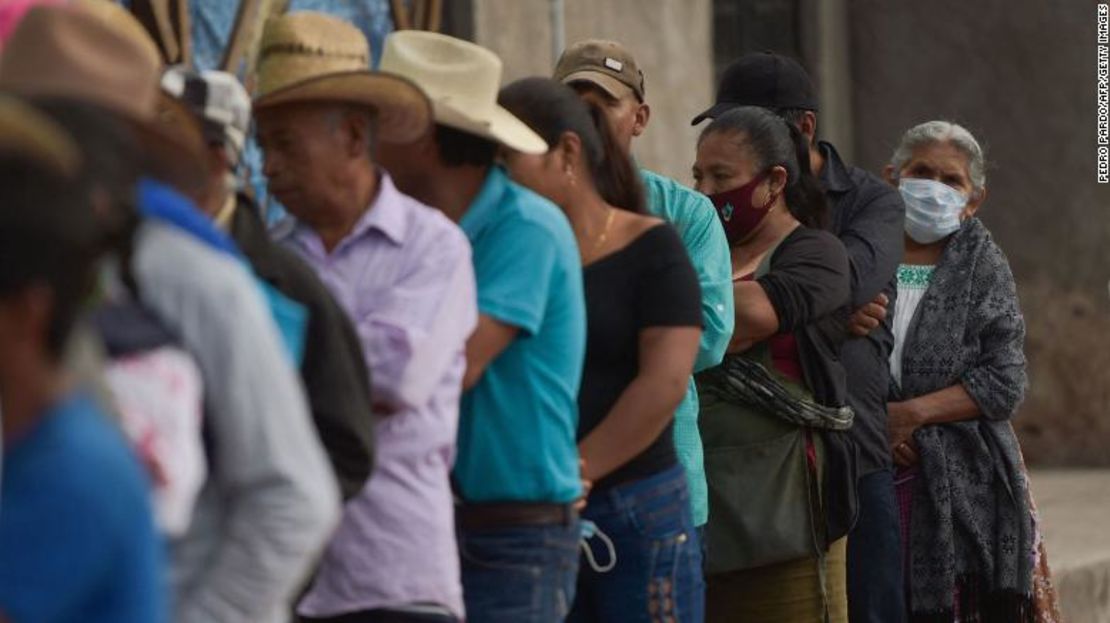 Personas hacen cola para emitir su voto en un colegio electoral en Atzacoalco, estado de Guerrero, México, el 6 de junio de 2021.