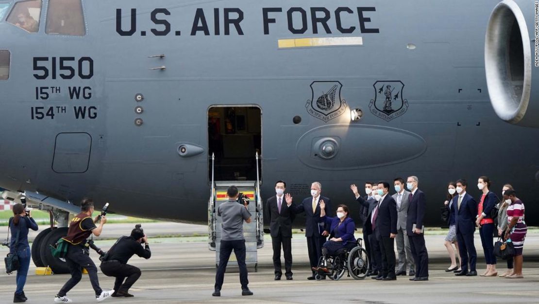 Un grupo de senadores de Estados Unidos frente al avión militar de carga C-17 Globbemaster III tras su arribo al aeropuerto Songshan en Taiwán, el 6 de junio.