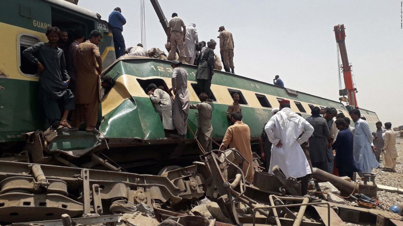 CNNE 1008648 - impactante choque de trenes en pakistan