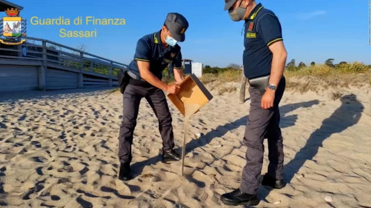 CNNE 1008783 - autoridades italianas recuperan arena robada en playas