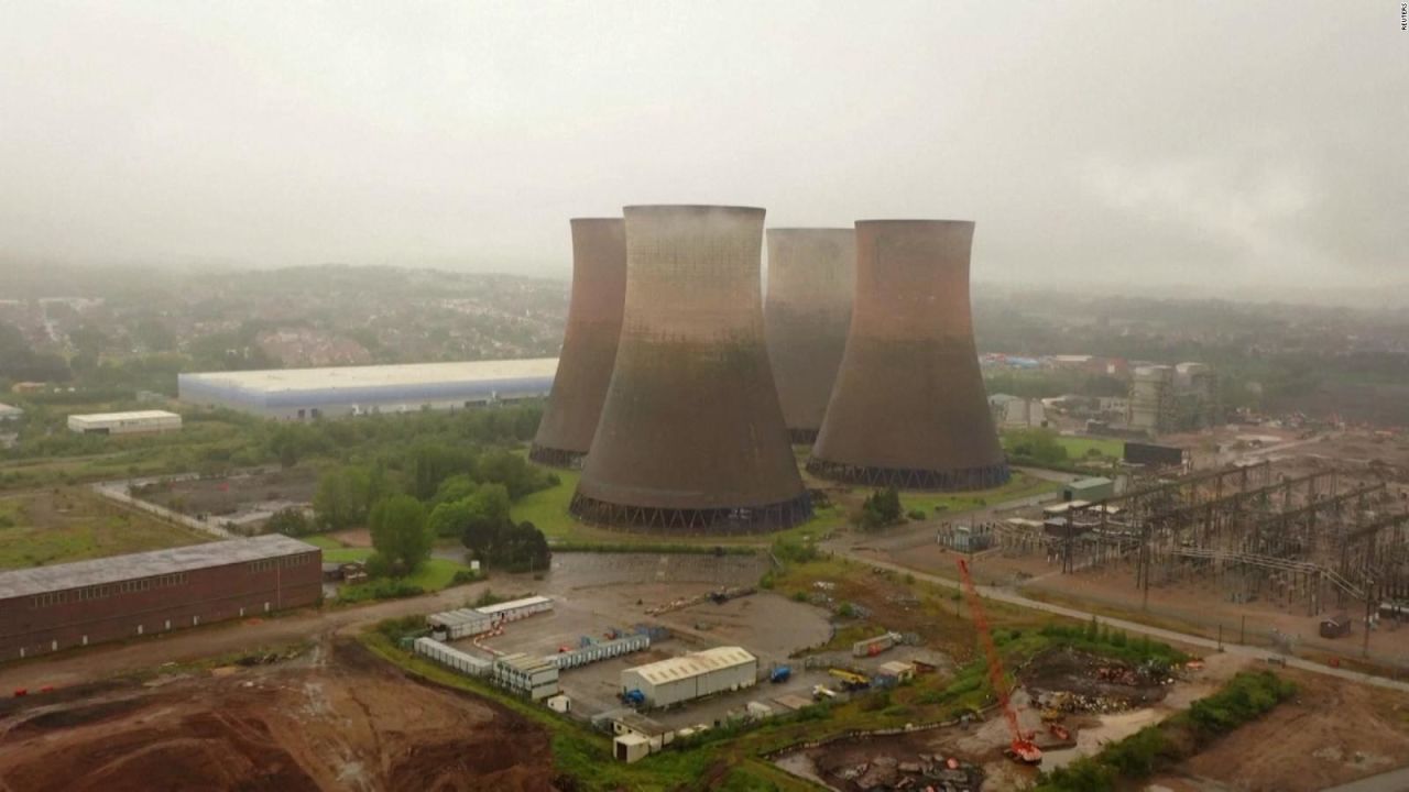 CNNE 1008811 - asi son demolidas cuatro torres de energia electrica