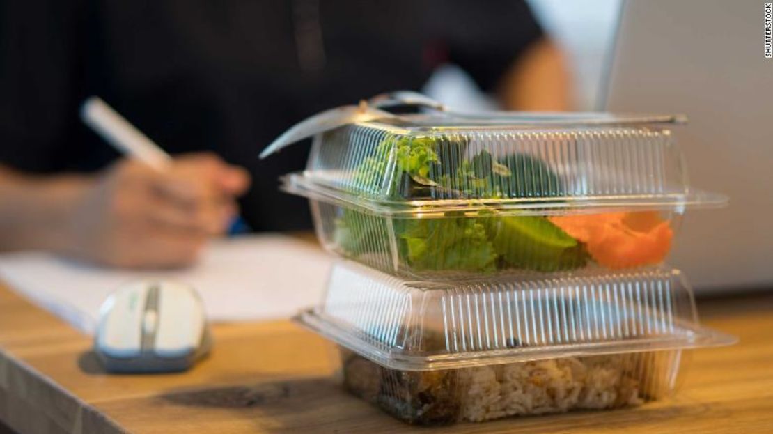 Un buen comienzo es una ensalada para el almuerzo, pero intenta alejarte de tu escritorio.