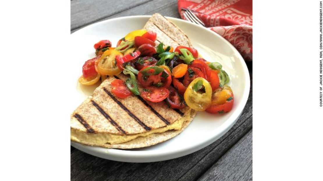 Quesadilla de hummus a la parrilla.