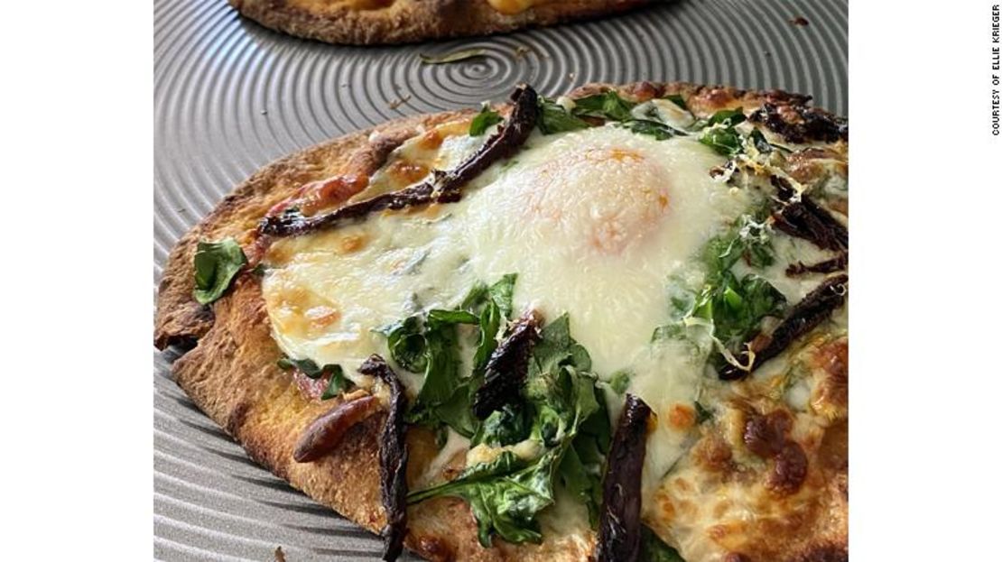 Pizza en pan pita con espinaca y huevo.