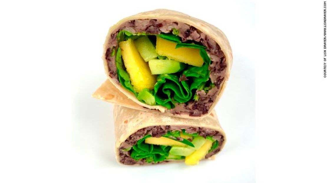 Wrap de frijoles negros con mango y aguacate.