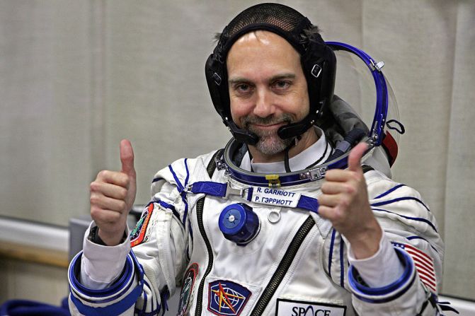 Richard Garriott, un estadounidense que hizo fortuna en la industria de los videojuegos, viajó a la Estación Espacial Internacional (como todos los civiles anteriores) en octubre de 2008. Pasó 12 días en el espacio y pagó un estimado de US$ 30 millones.