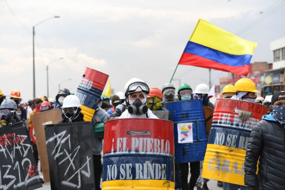 TOPSHOT - Demonstrators hold homemade shield during a new protest against the government of Colombian President Ivan Duque, in Bogota, on May 28, 2021. - Colombia on Friday marks a full month of anti-government protests that have claimed dozens of lives and invited international condemnation of its police response. Observers fear the end is nowhere in sight. (Photo by JUAN BARRETO / AFP)