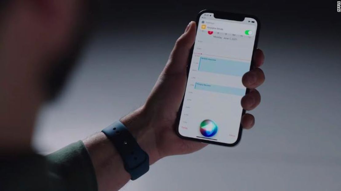 Siri en iOS 15 ahora procesará el audio directamente en el dispositivo, en lugar de enviar los comandos a un servidor, para aliviar las preocupaciones sobre la escucha de audio no deseada por parte de terceros.