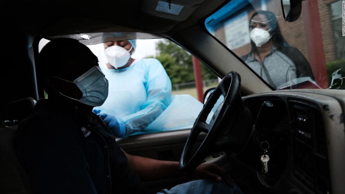 Trabajadores médicos del Delta Health Center se preparan para vacunar a las personas contra el covid-19 en una clínica de vacunación temporal en Leland, Mississippi.