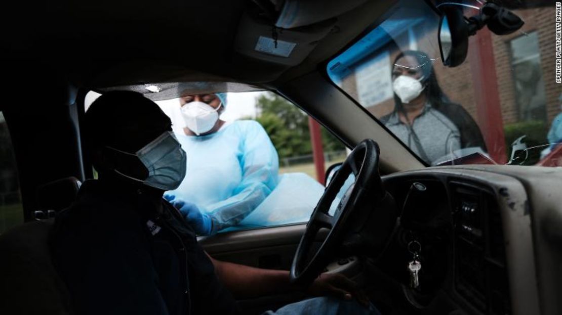 Trabajadores de la salud del Delta Health Center se preparan para vacunar contra el covid-19 en una clínica itinerante en Leland, Mississippi.