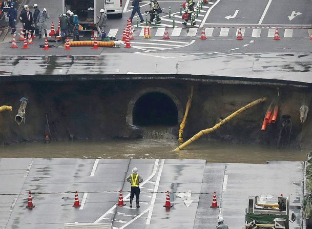 Un gigantesco socavón, de unos 30 metros de ancho y 15 metros de profundidad, apareció en la ciudad de Fukuoka, al suroeste de Japón el 8 de noviembre, tragándose parte de una calle de cinco carriles. El socavón fue arreglado en pocos días.