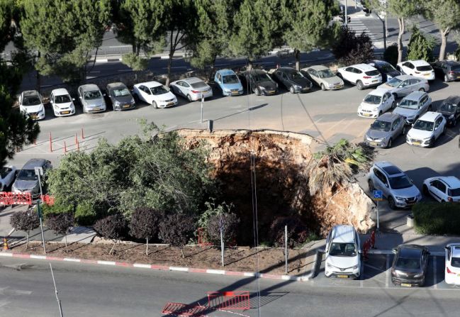 Esta imagen muestra la escena después de que una sección de un aparcamiento se derrumbara en un socavón en el Hospital Shaare Zedek de Jerusalén el 7 de junio de 2021.