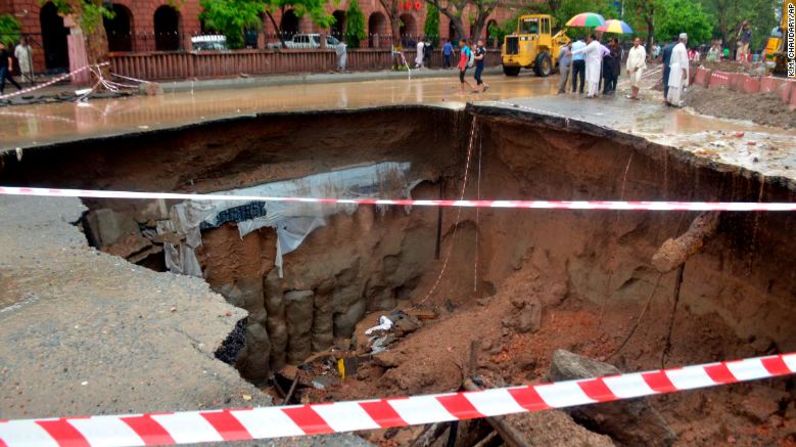 En julio de 2018, dos gigantescos socavones se formaron en la ciudad de Lahore, en Pakistán. En la foto, se muestra uno de ellos.