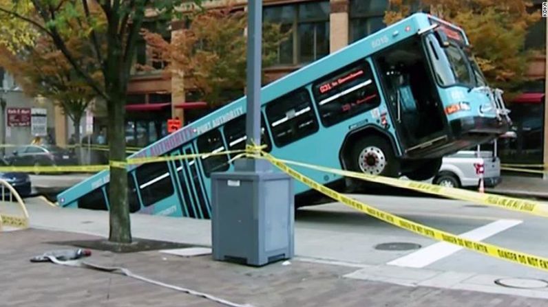 En octubre de 2019, un autobús en Pittsburgh cayó en un socavón, dejando la mitad delantera colgando varios metros por encima de la carretera.