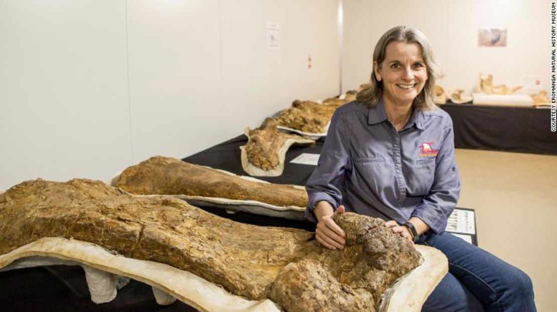 Robyn Mackenzie, cofundadora del Museo de Historia Natural de Eromanga, junto al esqueleto de dinosaurio fosilizado.