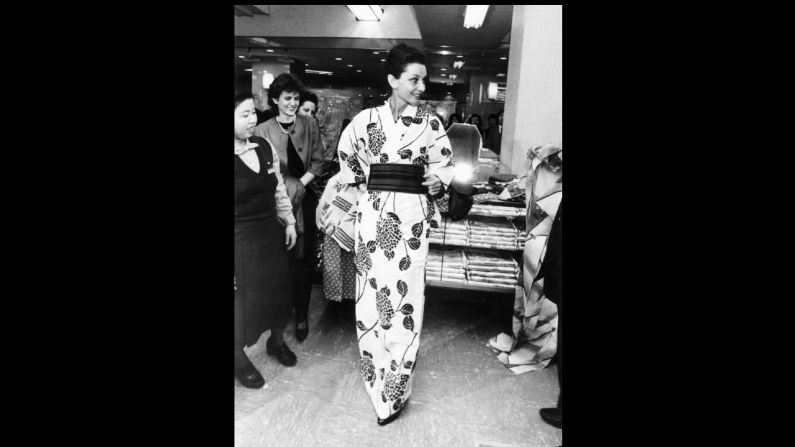 Audrey Hephburn viste un kimono en una tienda de Kyoto, Japón, en 1983.