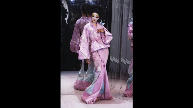Este conjunto inspirado en kimonos, de la colección Christian Dior Haute Couture Primavera-Verano 2007, es uno de los muchos looks inspirados en kimonos de John Galliano incluidos en la exposición.