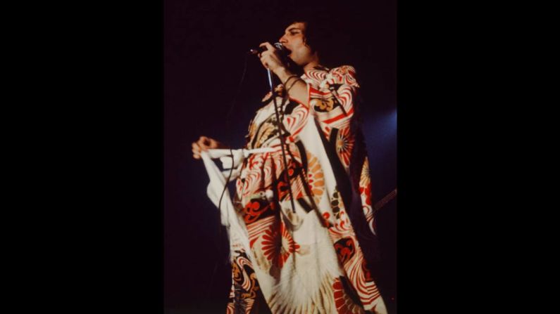 La influencia del kimono en la moda es poderosa. Freddie Mercury usó un kimono en un concierto en Tokio en 1976.